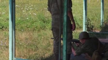 Moskova - 30 Temmuz. Askerler Ak-47 makineli tüfekle hedeflere ateş ediyorlar. Adaylar tatbikatlarda sahada. Askeri müfreze tam teçhizatlı..