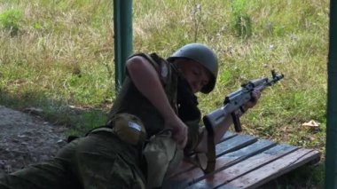 Moskova - 30 Temmuz. Askerler Ak-47 makineli tüfekle hedeflere ateş ediyorlar. Adaylar tatbikatlarda sahada. Askeri müfreze tam teçhizatlı..