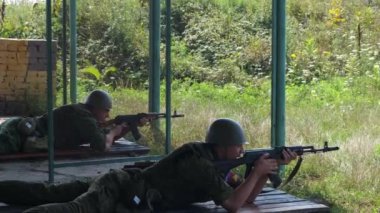 Moskova - 30 Temmuz. Askerler Ak-47 makineli tüfekle hedeflere ateş ediyorlar. Adaylar tatbikatlarda sahada. Askeri müfreze tam teçhizatlı..