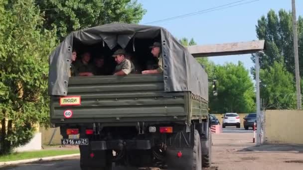 Moskva - 29. července. Vojáci jdou do války. Vojenský náklaďák s kadety v helmě — Stock video