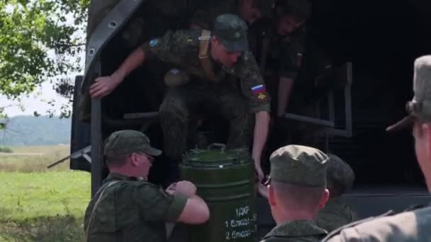 MOSCÚ - 29 DE JULIO. Los soldados van a la guerra. Camión militar con cadetes en casco — Vídeos de Stock