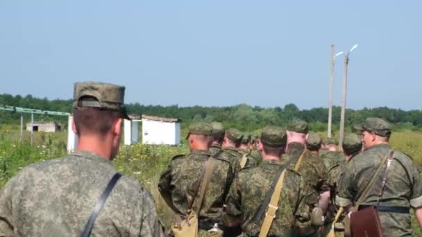 Moskau - Am 30. Juli ist das Militär im Einsatz. die Soldaten sind voll bewaffnet. eine Gruppe von Kadetten läuft über das Feld und greift während einer Militäroperation an. — Stockvideo