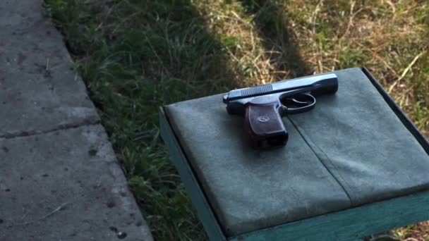 距离苏联9毫米的Makarov手枪 — 图库视频影像