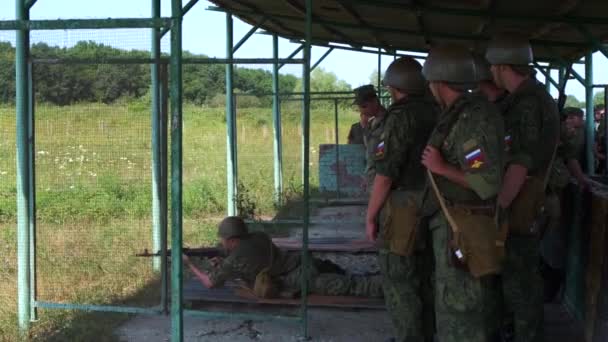 Moskva - 30. července. Vojáci střílejí ze samopalu Ak-47 na terče. Kadeti v terénu na cvičeních. Vojenská jednotka je plně vyzbrojena.. — Stock video