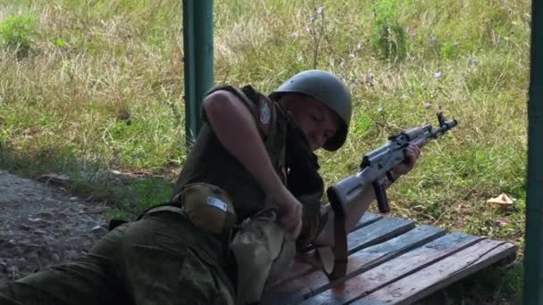 Moskou - 30 juli. Soldaten schieten vanuit een Ak-47 machinegeweer op doelen. Cadetten in het veld bij de oefeningen. Het militaire detachement is volledig bewapend.. — Stockvideo