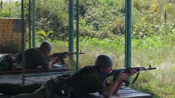 Moskou - 30 juli. Soldaten schieten vanuit een Ak-47 machinegeweer op doelen. Cadetten in het veld bij de oefeningen. Het militaire detachement is volledig bewapend.. — Stockvideo