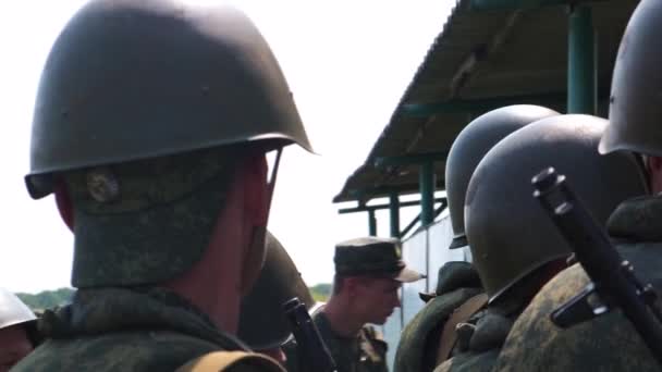 Moszkva - július 30. Egy csapat katona a terepen a gyakorlatok alatt. A katonai különítmény teljesen felfegyverkezett. Kadétok az edzőtéren — Stock videók