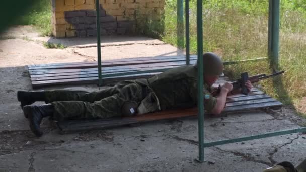 Moskva - 30. července. Vojáci střílejí ze samopalu Ak-47 na terče. Kadeti v terénu na cvičeních. Vojenská jednotka je plně vyzbrojena.. — Stock video