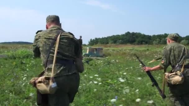 Moskou - 30 juli. Soldaten schieten vanuit een Ak-47 machinegeweer op doelen. Cadetten in het veld bij de oefeningen. Het militaire detachement is volledig bewapend.. — Stockvideo