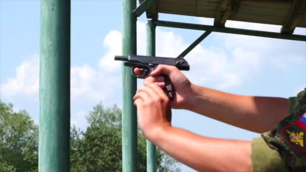莫斯科- 7月30日。 男子向目标射击Makarov手枪。 训练场的士官生 — 图库视频影像