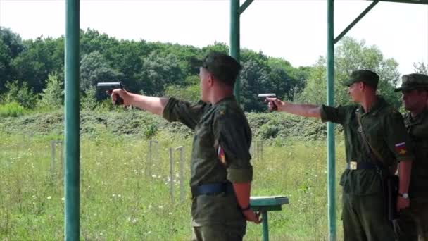 MOSCÚ 30 DE JULIO. Los hombres disparan una pistola Makarov al objetivo. Soldados cadetes en el campo de entrenamiento — Vídeos de Stock