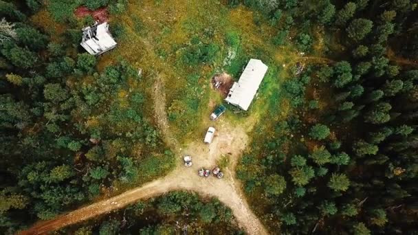 Novosibirsk, Ryssland - 24 maj 2019: Flygfoto över Atv som kör längs en väg i en skog — Stockvideo