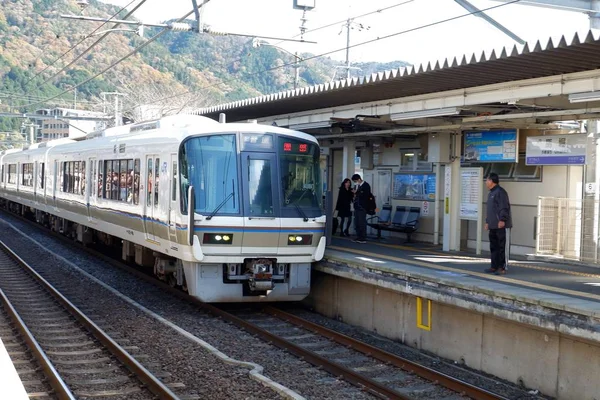 Kyoto, Japonya - 24 Kasım 2017: Tren Umahori tren istasyonunda durdu. Demiryolu sistemi en önemli toplu ulaşım Japonya'da biridir.