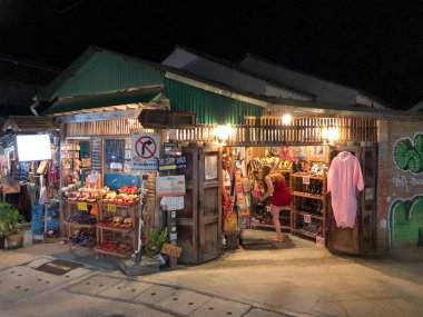 Pai Tayland - 18 Haziran 2018: yürüyüş ve düşük sezonda street yürüyüş Pai alışveriş turist