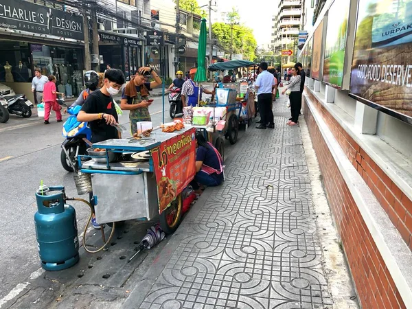Bangkok Tailandia Junio 2018 Vendedor Comida Cocinando Comida Cerca Carretera — Foto de Stock
