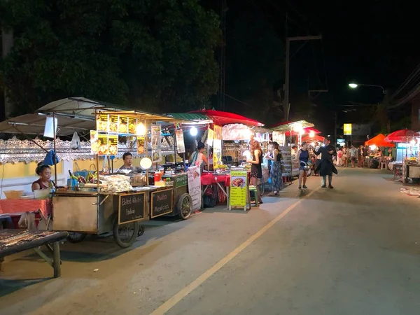 Pai Tailandia Junio 2018 Turistas Caminando Comprando Calle Peatonal Pai — Foto de Stock