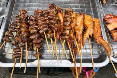 Tavuk ve tavuk kanadı iç organların tepsiye ızgara