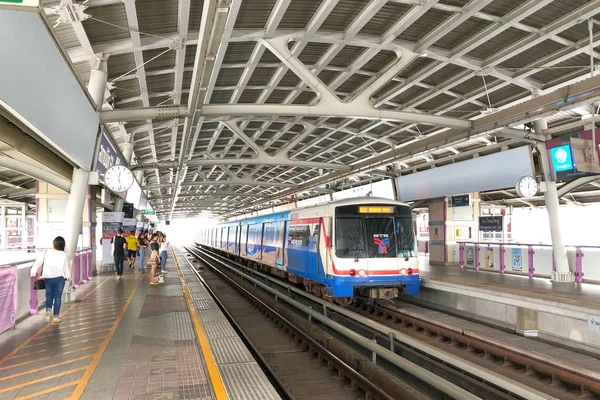 曼谷泰国 2018年7月14日 在泰国曼谷的一个车站 一架捷运站的轻轨 大众运输铁路网的每列火车可以运载超过1000名乘客 — 图库照片
