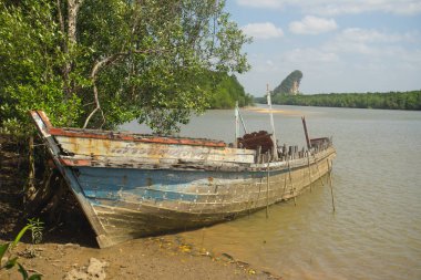 Krabi İl Tayland Nehri yakınında eski ahşap tekne battı