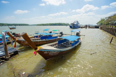 Krabi Thailand 4 Şubat 2018: Krabi İl Tayland limanında demirlemiş Longtail tekneler. Phi Phi Mu Ko Phi Phi Milli Parkı parçası olduğunu.