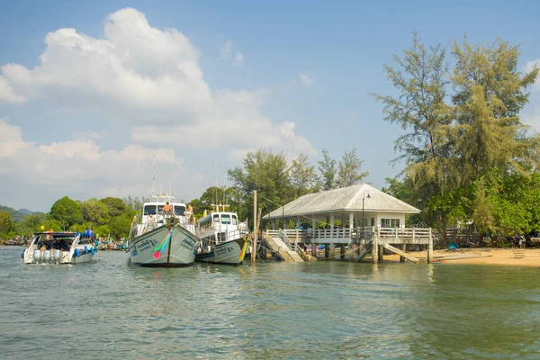 Krabi Thailand Feb 2018 Лодки Длиннохвостые Лодки Стоящие Якоре Порту — стоковое фото