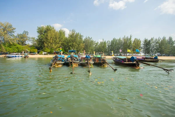 Krabi Thailand Feb 2018 Лодки Длиннохвостые Лодки Стоящие Якоре Порту — стоковое фото