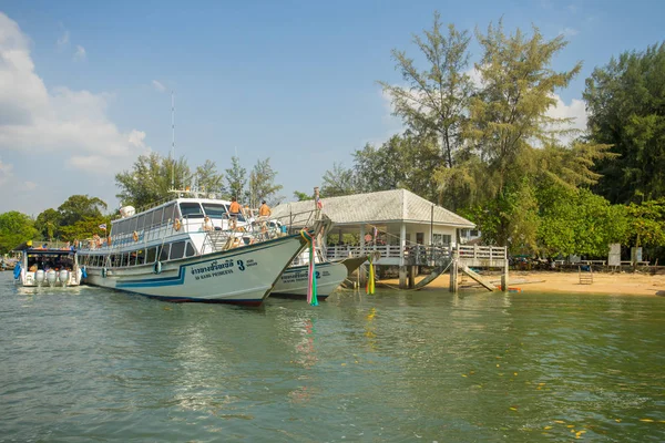 Krabi Tailandia Feb 2018 Barcos Barcos Cola Larga Fondeados Puerto — Foto de Stock