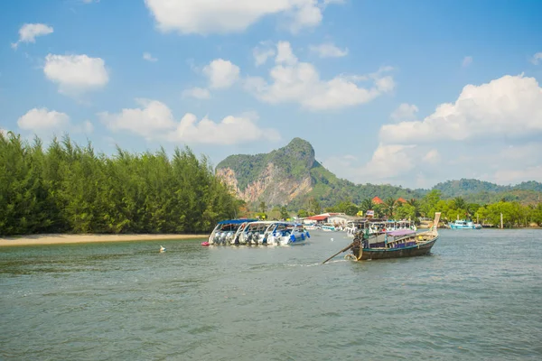 Krabi Thajsko Února 2018 Lodě Longtail Lodě Pohybující Přístavu Nang — Stock fotografie