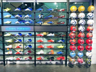 Bangkok Tayland - 30 Ekim 2018: sürü spor ayakkabı raf Dünya Merkezi Alışveriş Merkezi Bangkok en süper spor alanında 