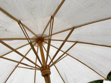 Beyaz renk şemsiye aşağıdan