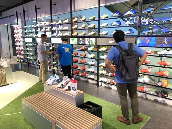 Bangkok Tayland - 30 Ekim 2018: sürü spor ayakkabı raf Dünya Merkezi Alışveriş Merkezi Bangkok en süper spor alanında 