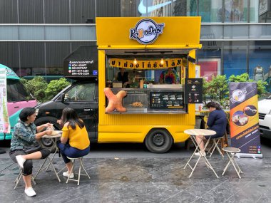 Bangkok Tayland - 18 Kasım 2018: Siam square bir Bangkok bir gıda kamyondan yemek yeme müşteri