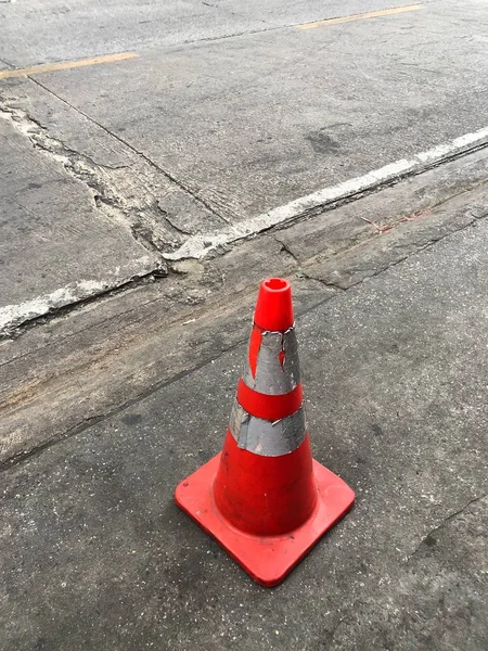 Vecchi Coni Traffico Piedi Vicino Alla Strada Asfalto Scuro — Foto Stock