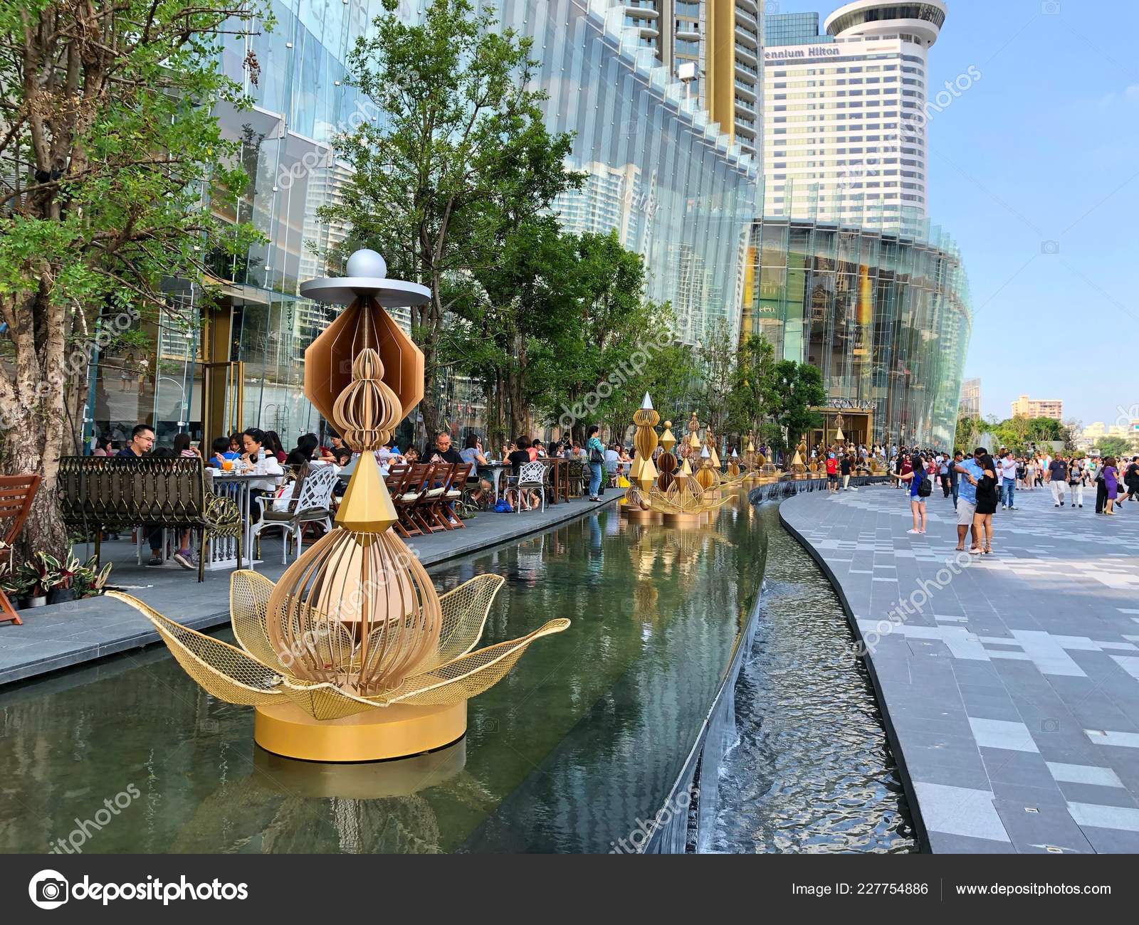Bangkok Thailand Nov 2018 Many People Visiting New Shopping Mall