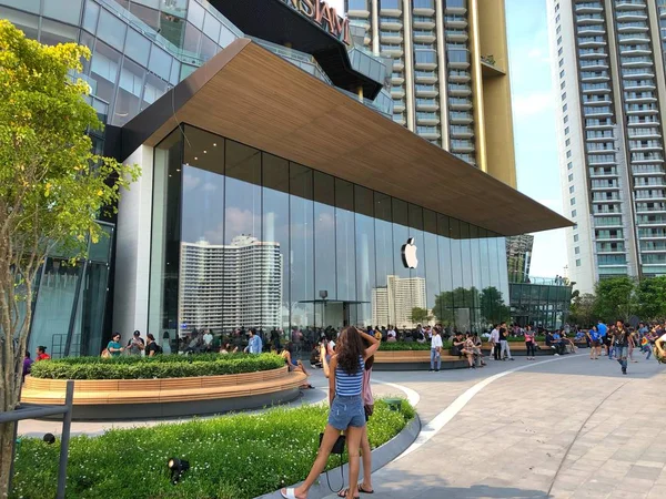 Bangkok Thailand Nov 2018 Many People Visiting New Apple Store — Stock Photo, Image