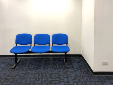 sıradan boş bekleme odasında mavi sandalye