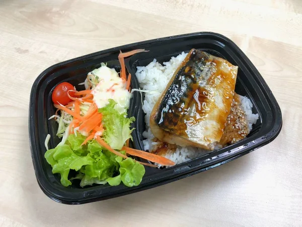 Saba Fisch Gegrillt Mit Teriyaki Sauce Auf Reisschüssel Plastikbehälter — Stockfoto