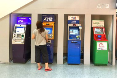 Chonburi Tayland 09 Jan 2019: bazı insanlar alışveriş için Atm makineleri para almak