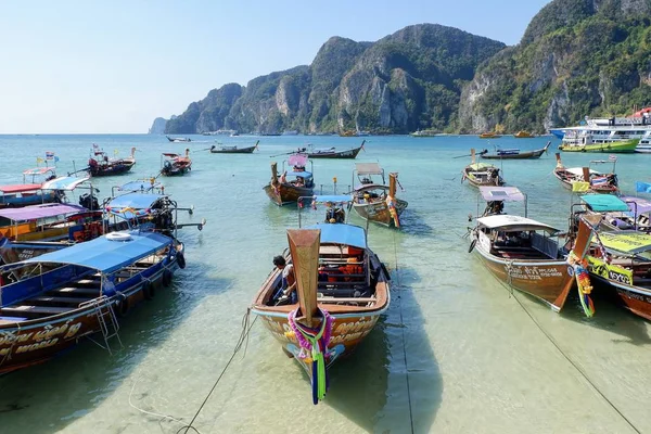 Tailandia Krabi Feb 2019 Barcos Cola Larga Anclados Isla Phi — Foto de Stock