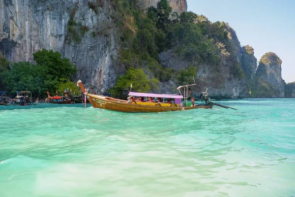 Krabi Tailandia Feb 2019 Barcos Cola Larga Isla Phi Phi —  Fotos de Stock