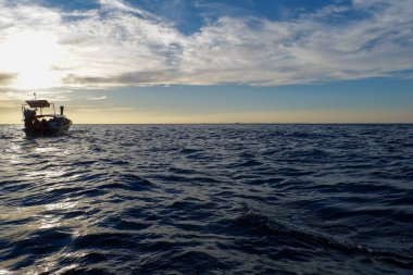 Krabi il Tayland gün batımına Phi Phi Island yakınındaki Longtail tekneler