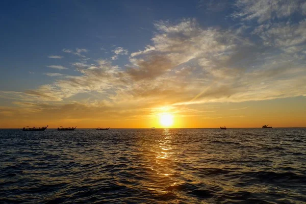 Longtail Łodzi Pobliżu Phi Phi Island Przed Zachodem Słońca Prowincji — Zdjęcie stockowe