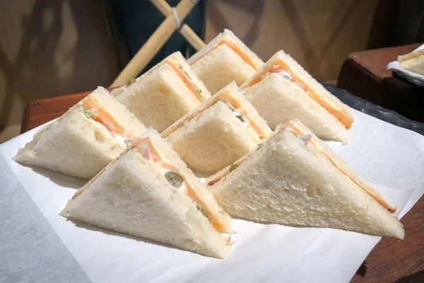 鮭の薫製トレイにサンドイッチ — ストック写真