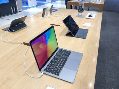Bangkok Tayland 6 Mar 2019: Apple store Siam paragon güç satın dükkanda. Siam paragon Bangkok ünlü bir alışveriş kompleksi olduğunu 