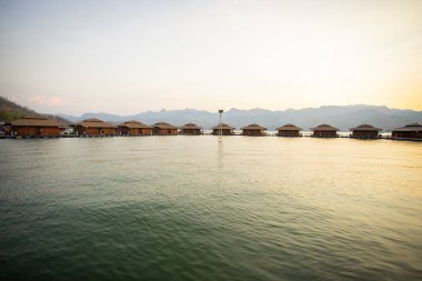 Kanchanaburi - Tayland - 4 Mart 2019: Ananta River Hills Resort için bir yer ünlü aile tatil 