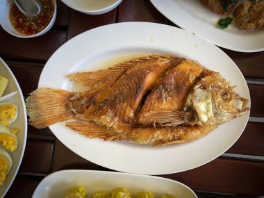 Kızarmış Balık yemeye hazır plaka üzerinde  