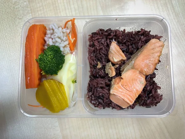 Lachs Mit Reis Gegrillt Lebensmittelbehälter Auf Dem Tisch — Stockfoto