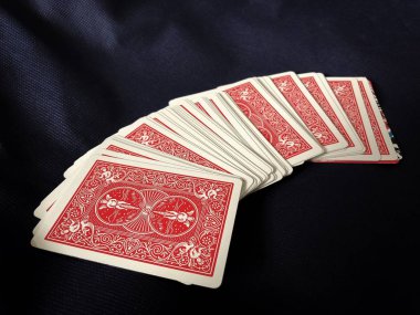 Bangkok Tayland - 21 Nisan 2019: Kumaş masasında Bisiklet Iskambil Kartları, Bisiklet Iskambil Kartları bir oyun kartları markasıdır. 1885'ten beri, 