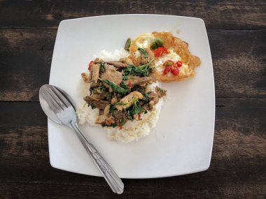 Pirinç kızarmış ördek ve kızarmış yumurta ile fesleğen ile tepesinde