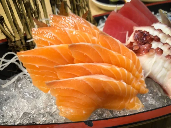 Ιαπωνικό Φαγητό Φρέσκος Σολομός Και Ψάρι Τόνου Πάγο — Φωτογραφία Αρχείου